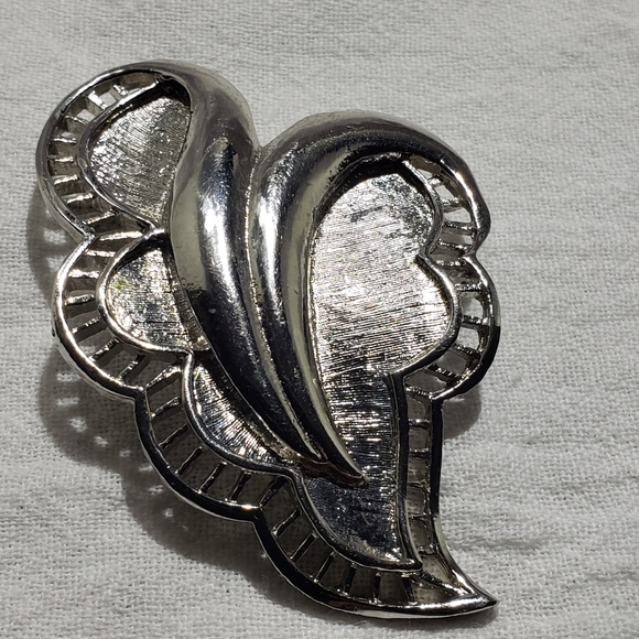 Vintage Coro Silvertone Angel Wings Brushed Metal and Filigree Border Pendant - Picture 1 of 6